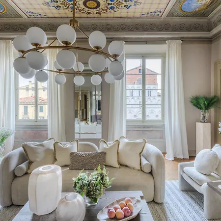 The Crown Lucca