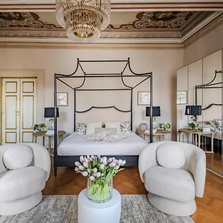 The Crown Lucca